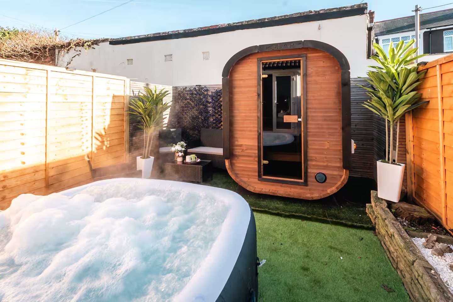 Hot tub & sauna serviced accommodation